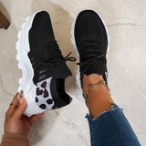 Must/valge